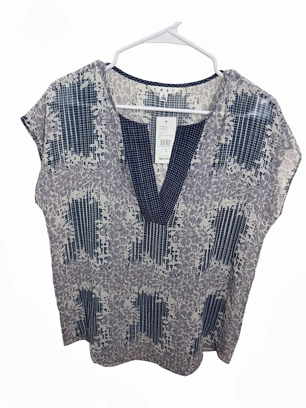 Cabi Women's Floral Print V-Neck Short Sleeve sheer Blouse! Size Small!